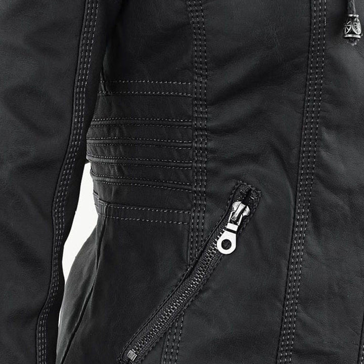 Detalhe do capuz removível do casaco biker feminino em couro sintético, versatilidade no seu look.