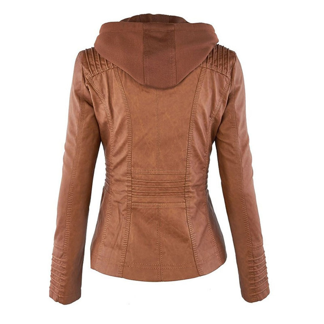 Visual moderno com casaco biker feminino em couro sintético e capuz removível. Moda mulher casual.