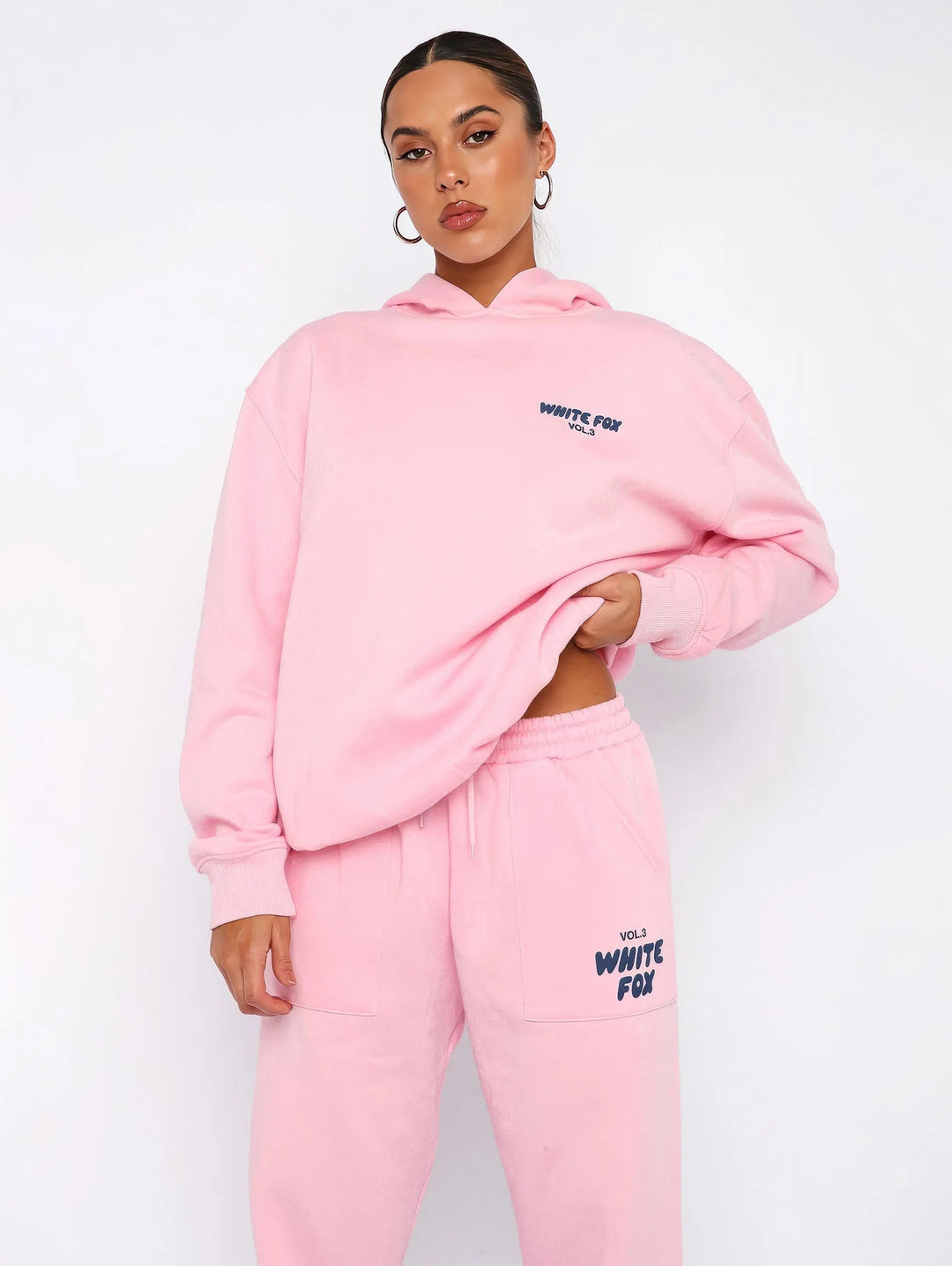 Fato de treino feminino com capuz e calças, estilo casual chic, confortável e versátil para moda mulher.