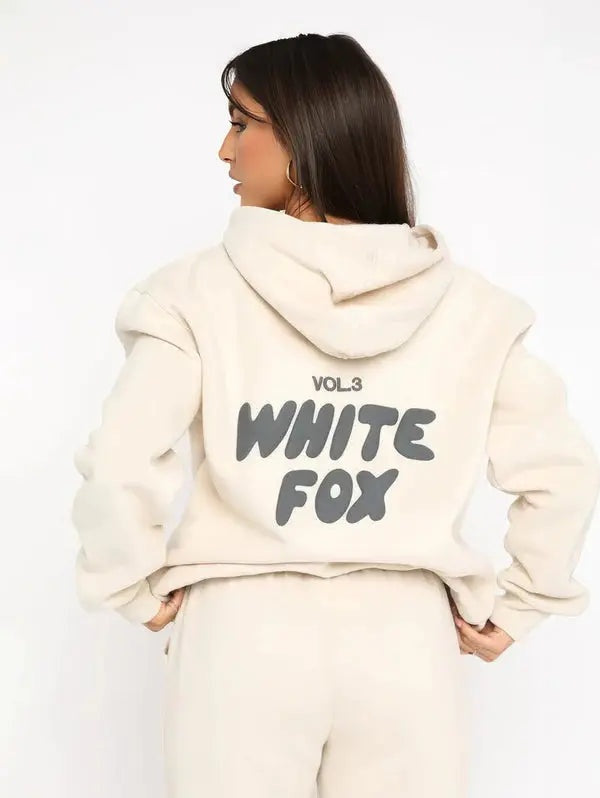 Fato de treino feminino com hoodie oversized e calças, para um look descontraído, aconchegante e moderno.