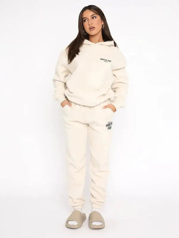 Conjunto confortável de moletom feminino com capuz, calças desportivas, estilo casual para moda mulher.