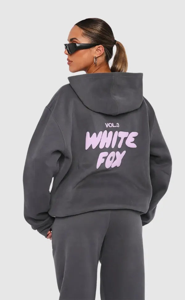 Conjunto feminino com capuz e calças desportivas, estilo oversized, ideal para outono/inverno e look descontraído.