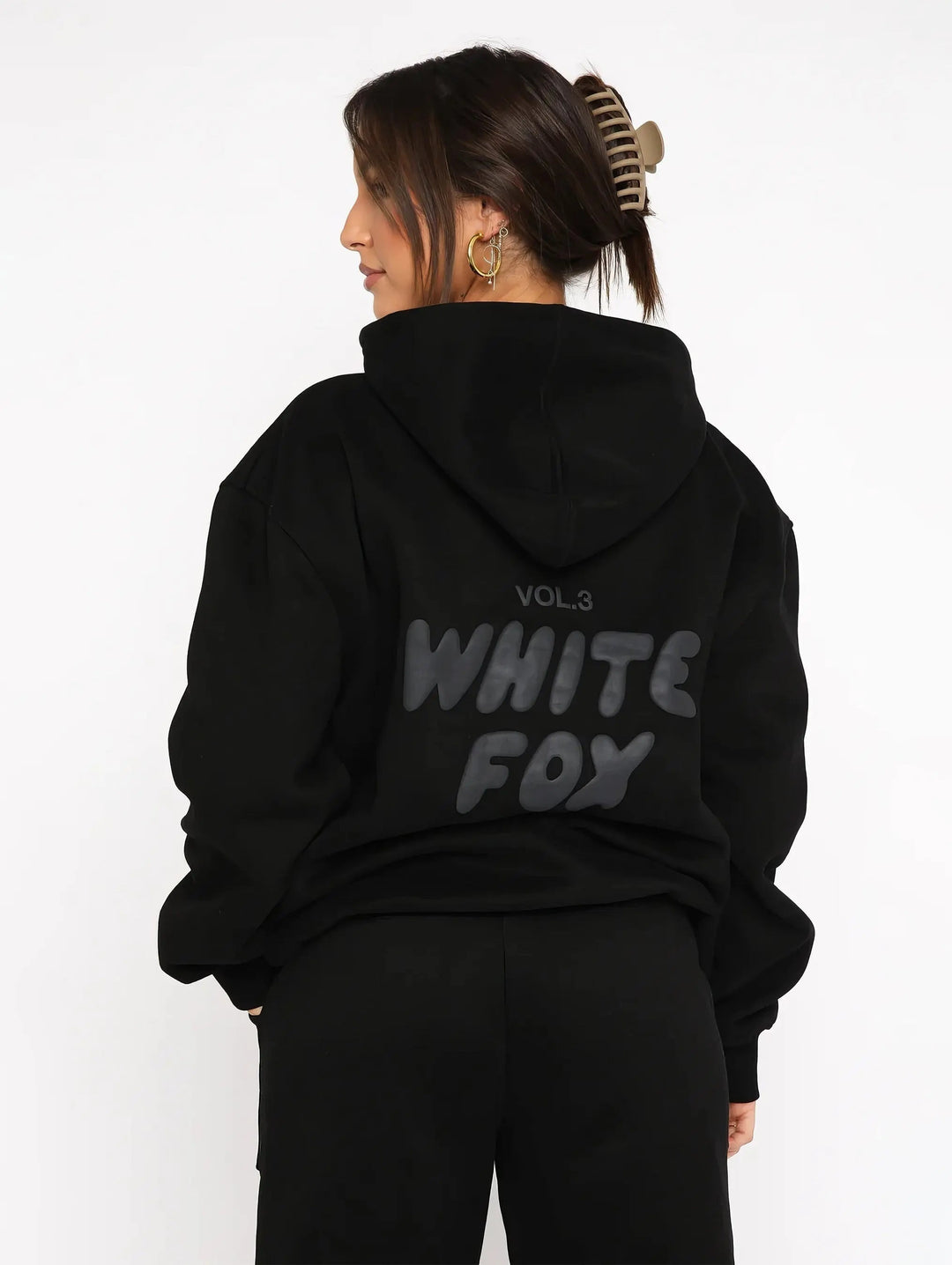 Roupa feminina: conjunto de fato de treino oversized com capuz e calças, para conforto e estilo casual.