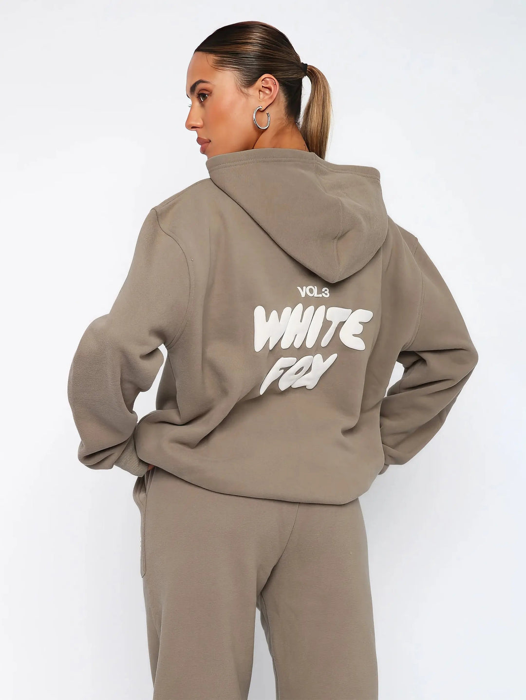 Moda mulher: conjunto de capuz oversized e calças de moletom, ideal para conforto e um look descontraído.