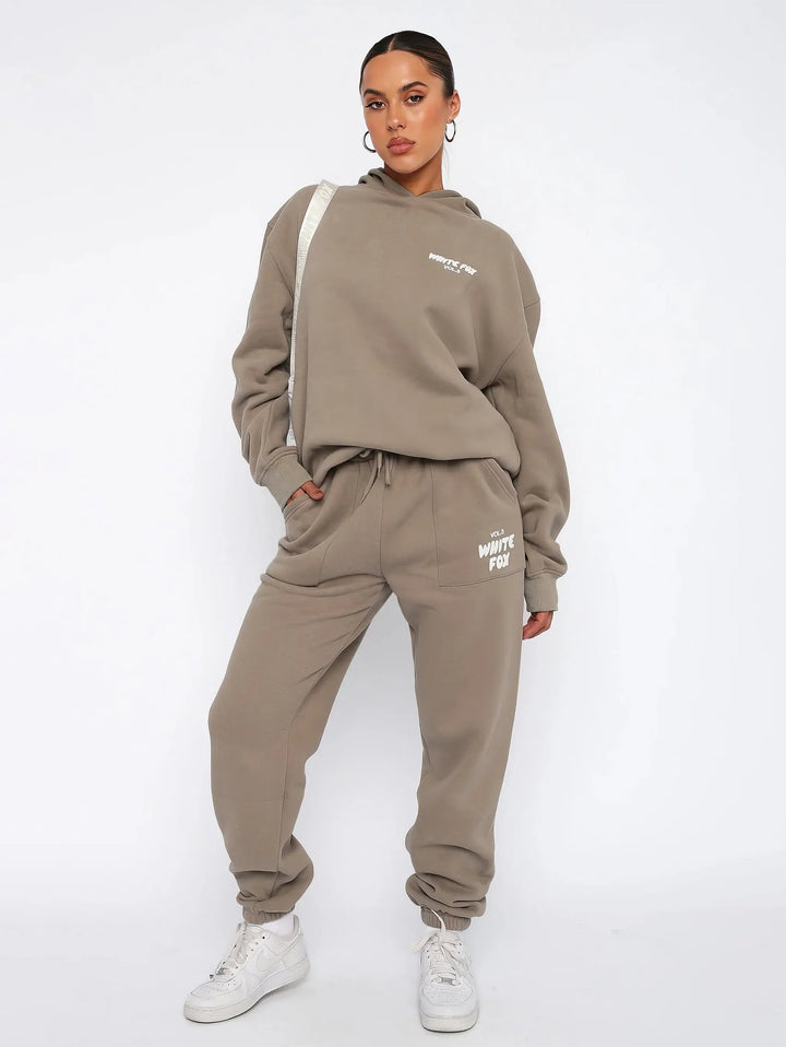 Conjunto feminino outono/inverno: fato de treino oversized com capuz e calças, para um visual confortável.