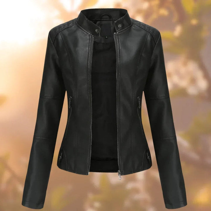Blusão biker feminino slim-fit em polipele preta com gola mao. Estilo urbano e versátil para mulher.