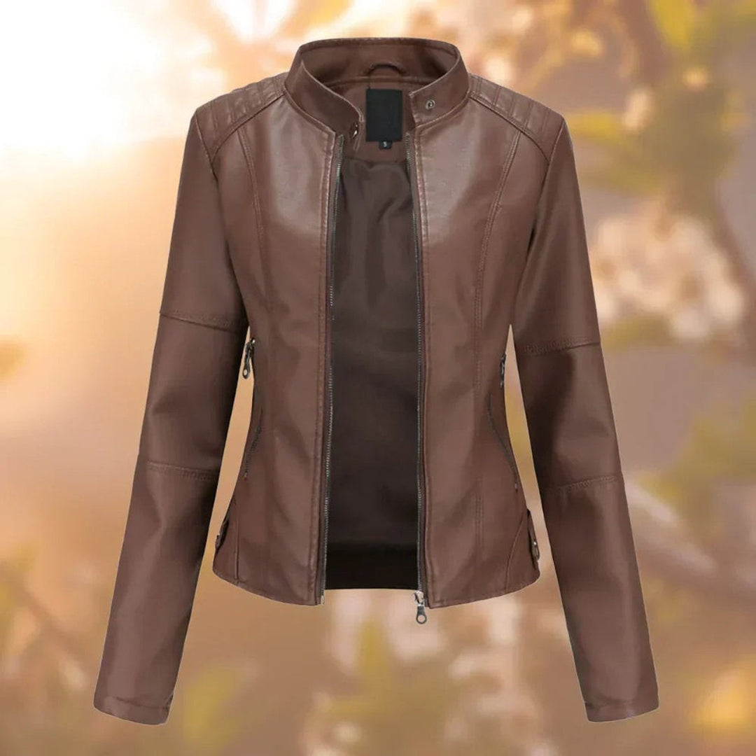 Jaqueta biker feminina slim-fit em polipele castanha. Blusão de moda com gola mao para mulher.