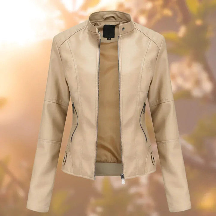 Casaco blusão biker feminino bege de polipele. Jaqueta slim-fit com gola mao, peça versátil para a moda mulher.