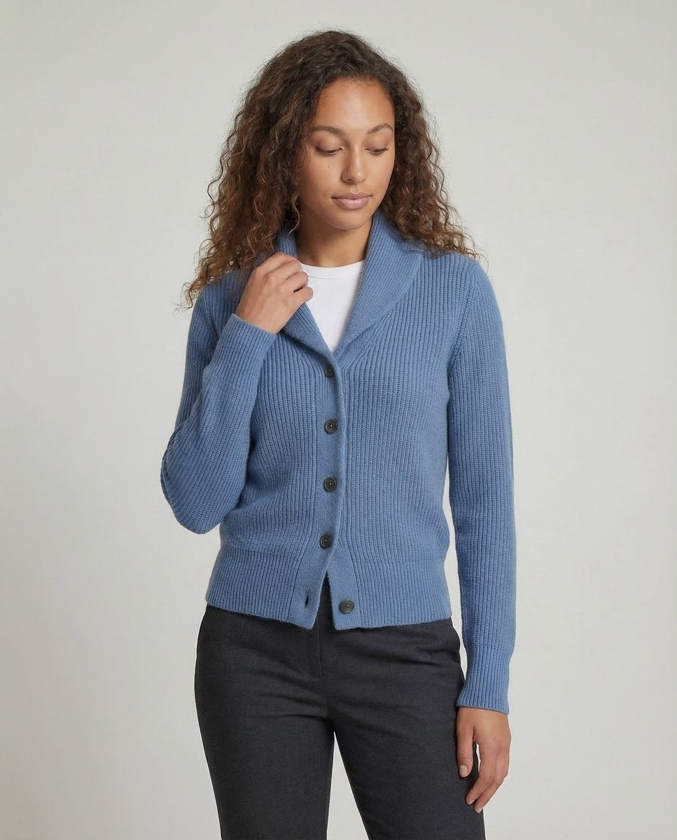 Casaco de malha feminino com gola reversível e botões, ideal para mulher moderna e elegante.