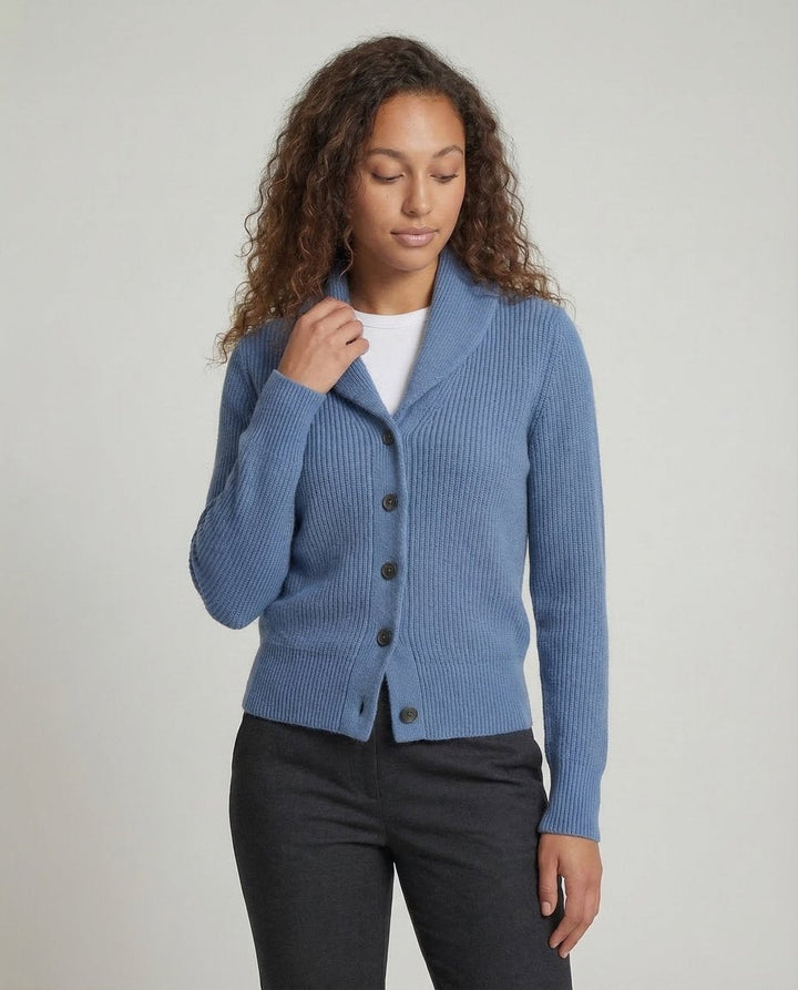 Casaco de malha feminino com gola reversível e botões, ideal para mulher moderna e elegante.
