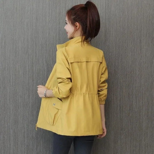 Trench coat feminino impermeável leve, com cintura ajustável, ideal para outono e primavera. Estilo casual chique.