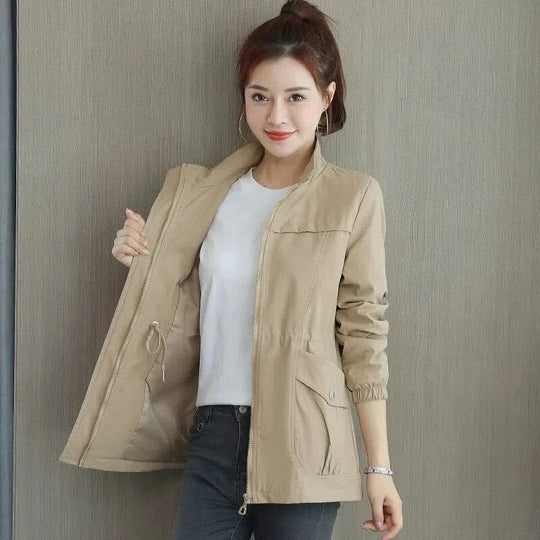 Roupa feminina: Trench coat impermeável com ajuste na cintura, ideal para proteger da chuva com elegância.