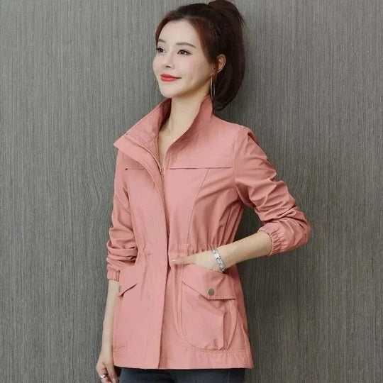 Casaco trench feminino elegante e versátil, impermeável, perfeito para o dia a dia e entre estações.