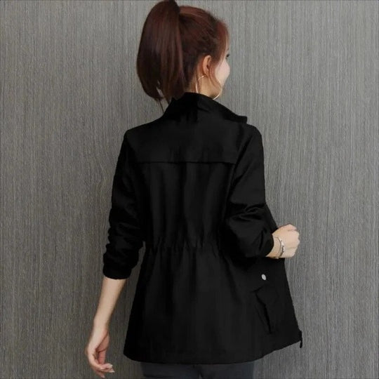 Trench coat feminino leve com cintura ajustável, agasalho prático e estiloso para primavera e outono.