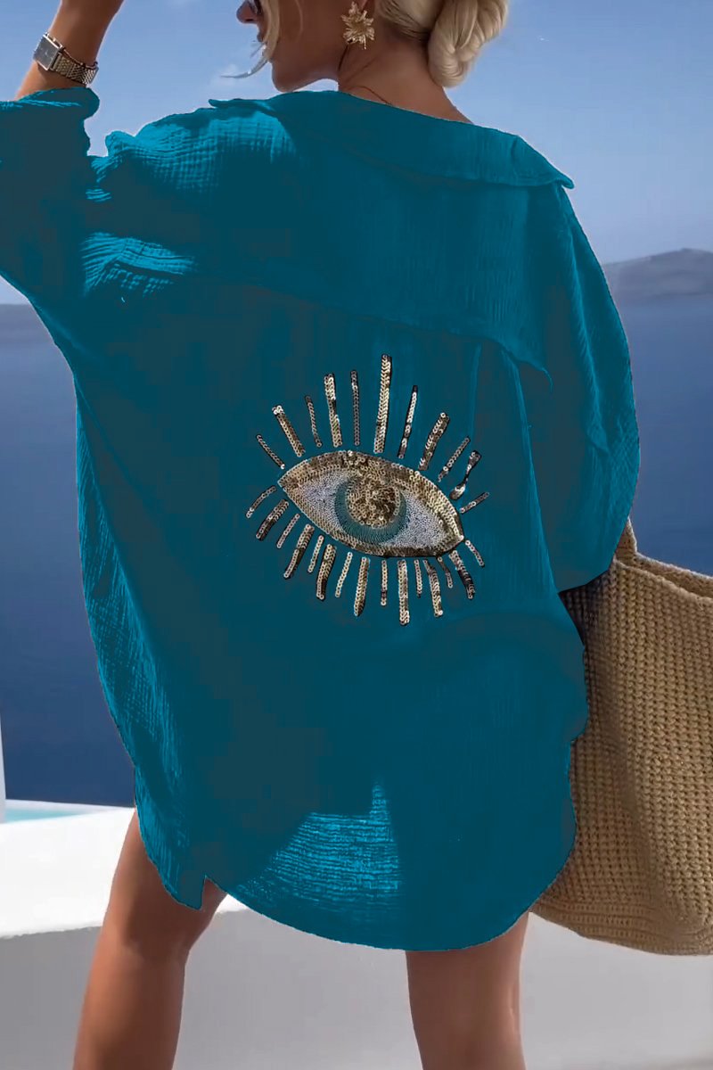 Frente da camisa feminina oversize com detalhe bordado, destacando a moda casual e sofisticada.