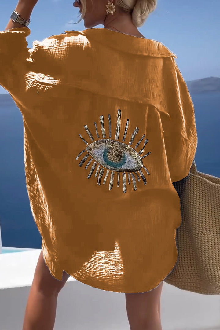 Detalhe do bordado na camisa feminina oversize, realçando a elegância da peça de verão.