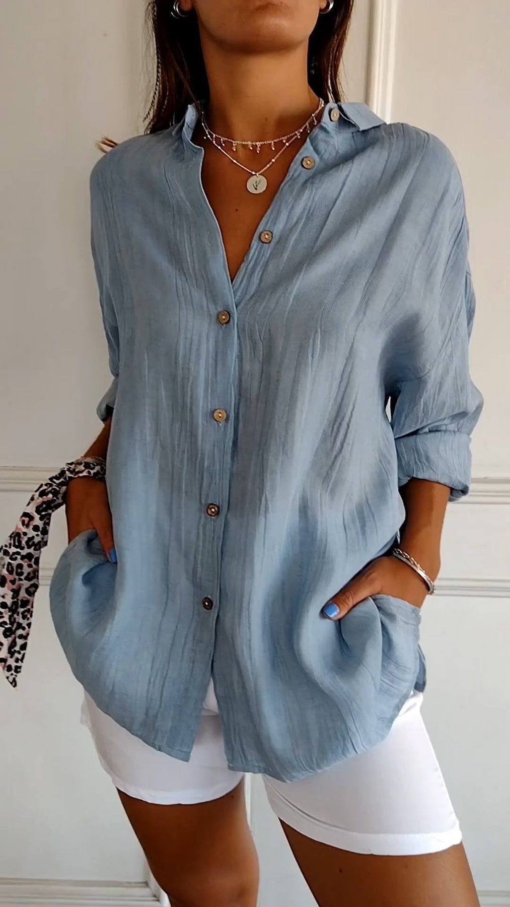 Camisa feminina de manga longa, ideal para um visual social elegante.
