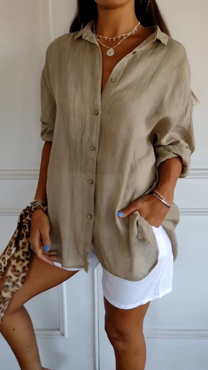 Blusa feminina de manga longa, versátil para looks casuais e sociais.