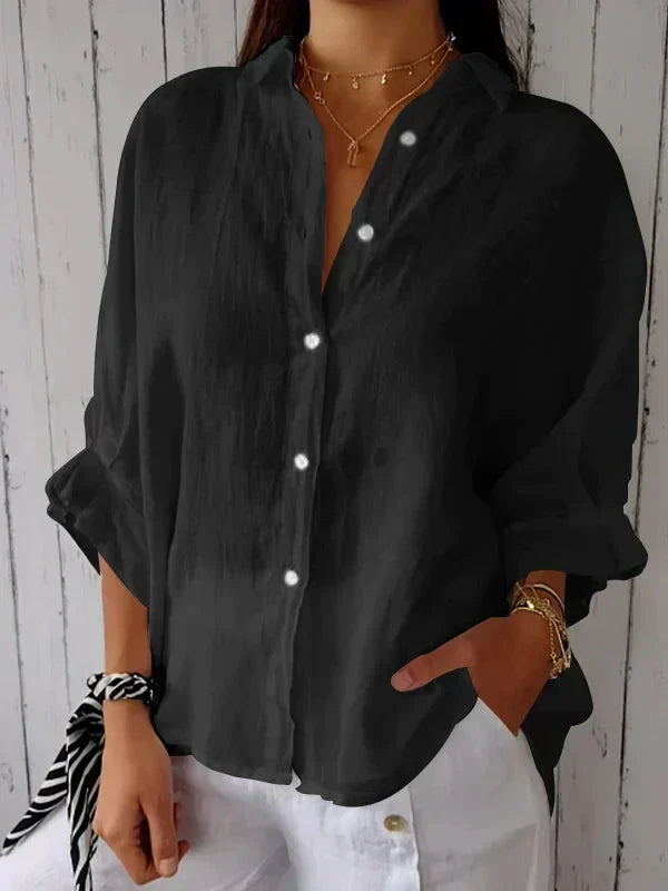 Blusa feminina intemporal com botões, um essencial elegante. Ideal para moda feminina casual ou de trabalho.