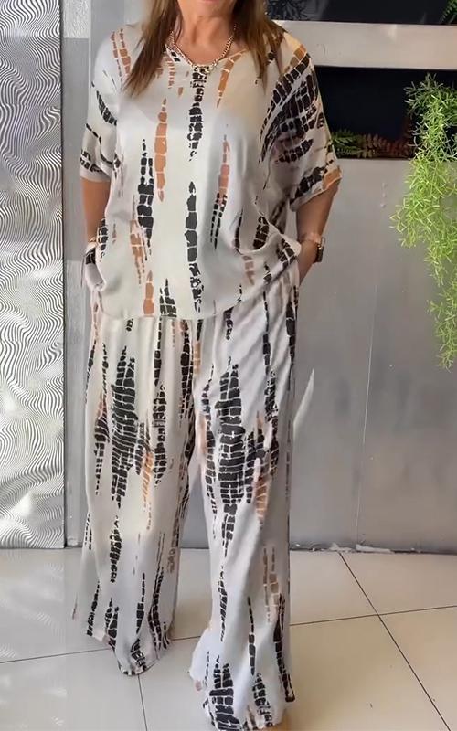 Conjunto feminino elegante estampado de duas peças, perfeito para lazer ou viagem no verão.