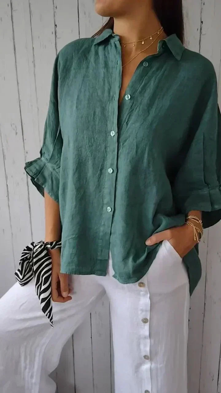 Blusa feminina de estilo clássico com botões, elegante para o trabalho. Conforto e versatilidade.