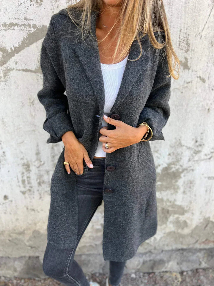 Casaco feminino casual com lapelas e botões, perfeito para um passeio no outono. Conforto e estilo.