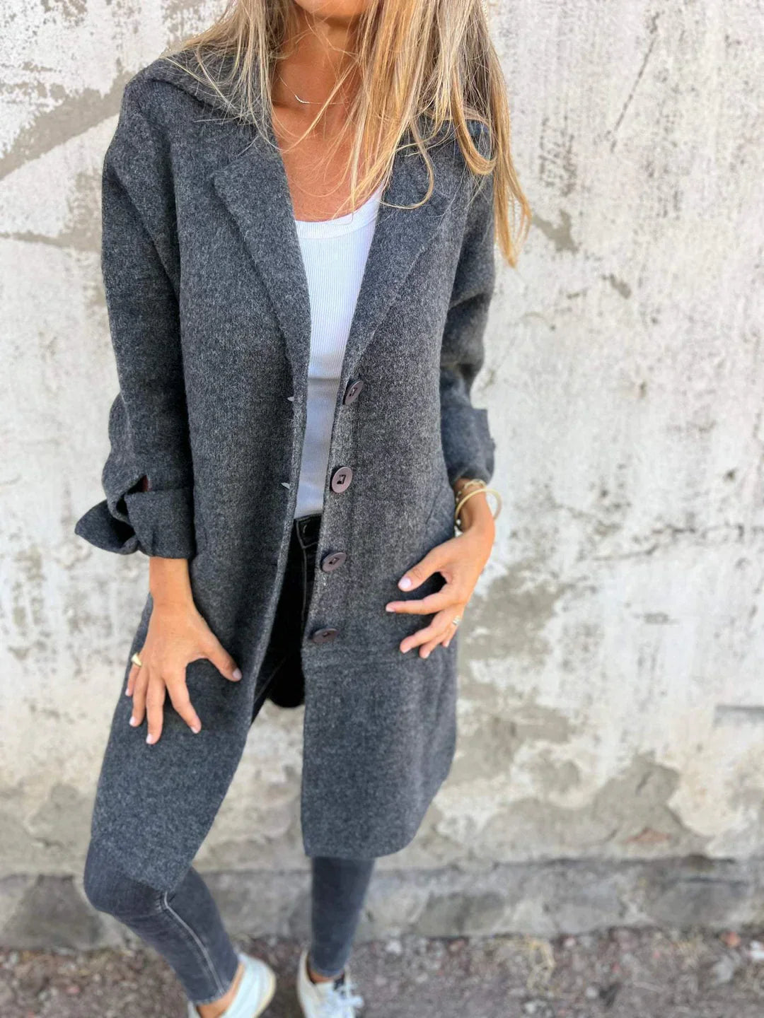 Detalhe do casaco feminino: lapelas bem definidas e botões contrastantes. Elegância casual para o inverno.
