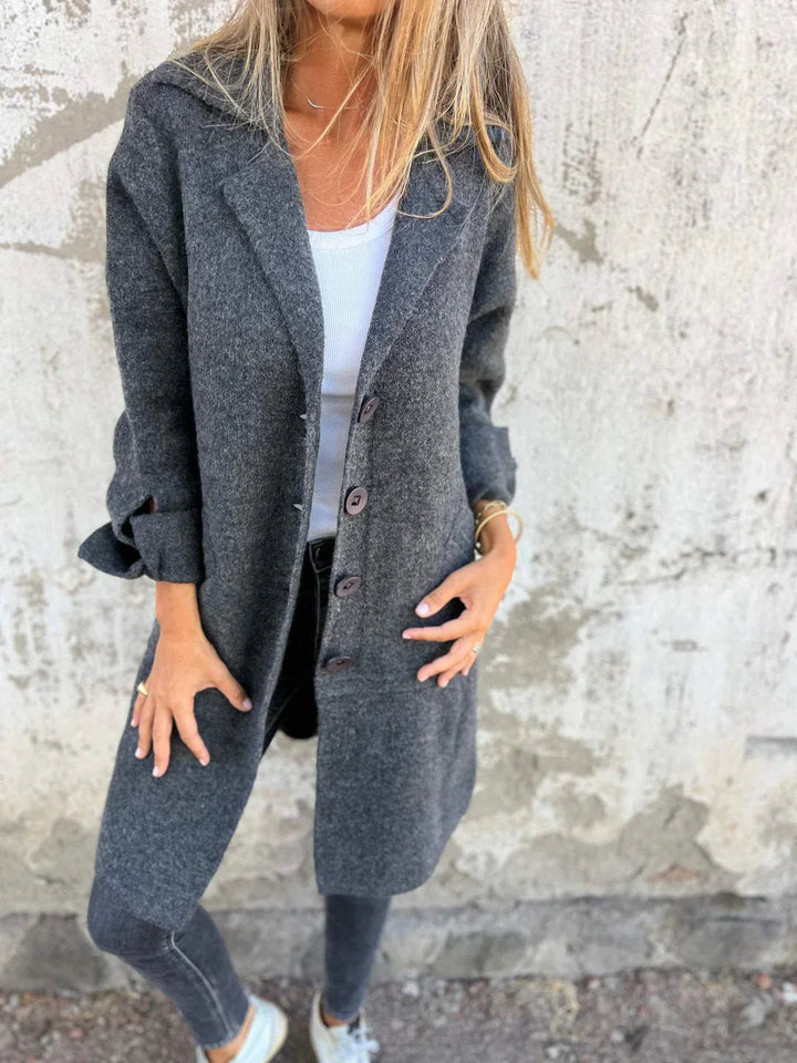 Detalhe do casaco feminino: lapelas bem definidas e botões contrastantes. Elegância casual para o inverno.