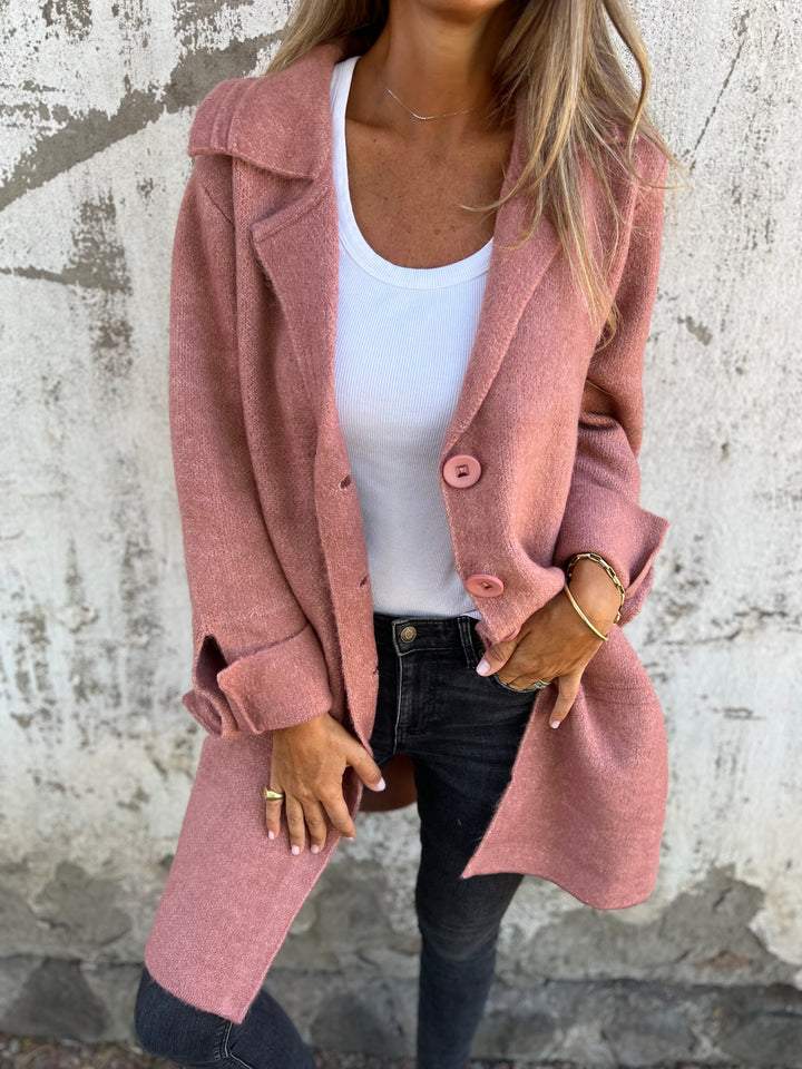 Mulher em casaco feminino de outono/inverno, com lapelas, botões e estilo casual elegante.
