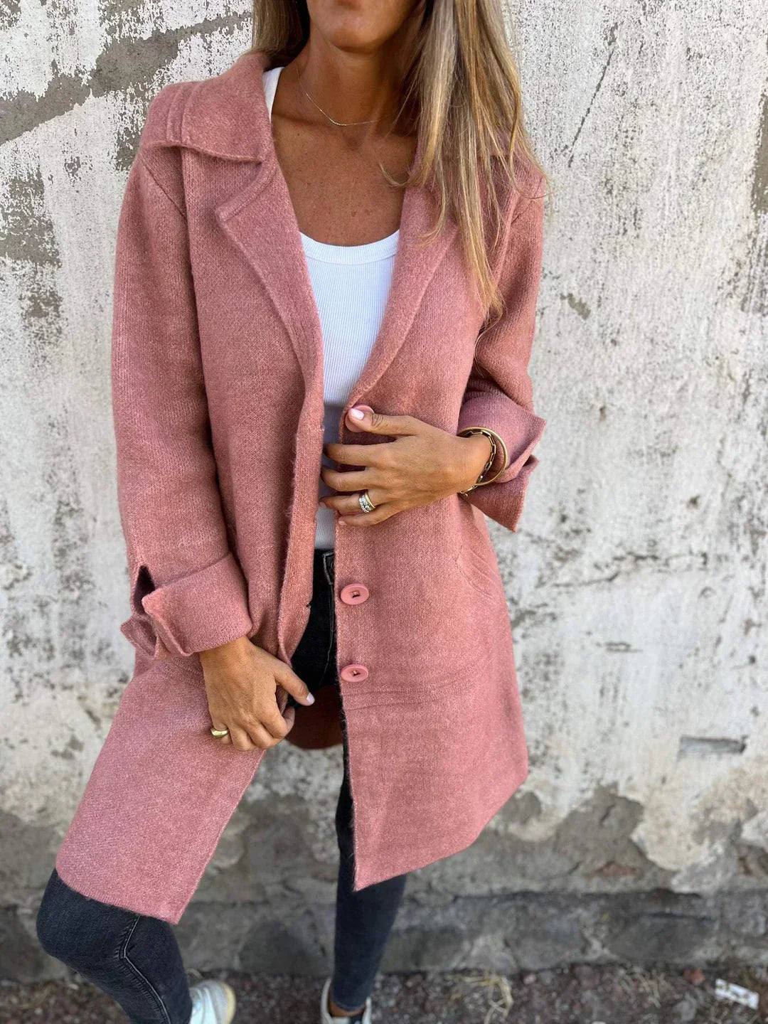 Casaco feminino, lapelas, botões. Sobretudo casual e versátil para moda outono/inverno, com estilo e conforto.