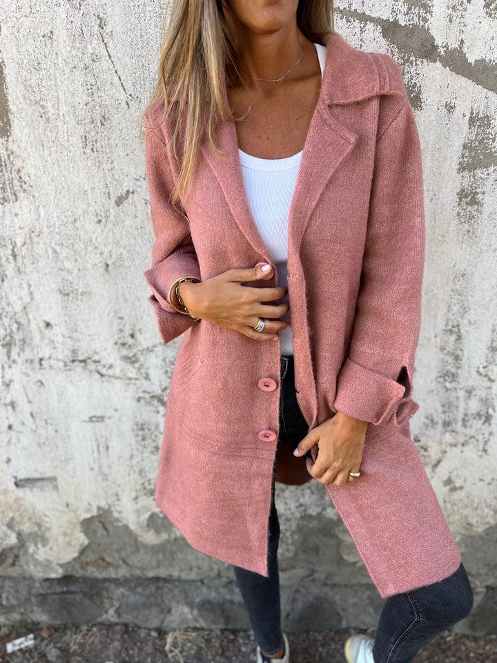 Casaco feminino casual com lapelas e botões, perfeito para outono/inverno, combinando estilo e conforto.
