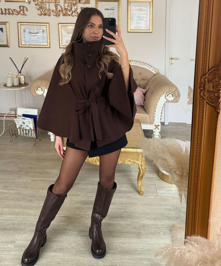 Botas femininas marrom escuras com salto e forro térmico, muito confortáveis.