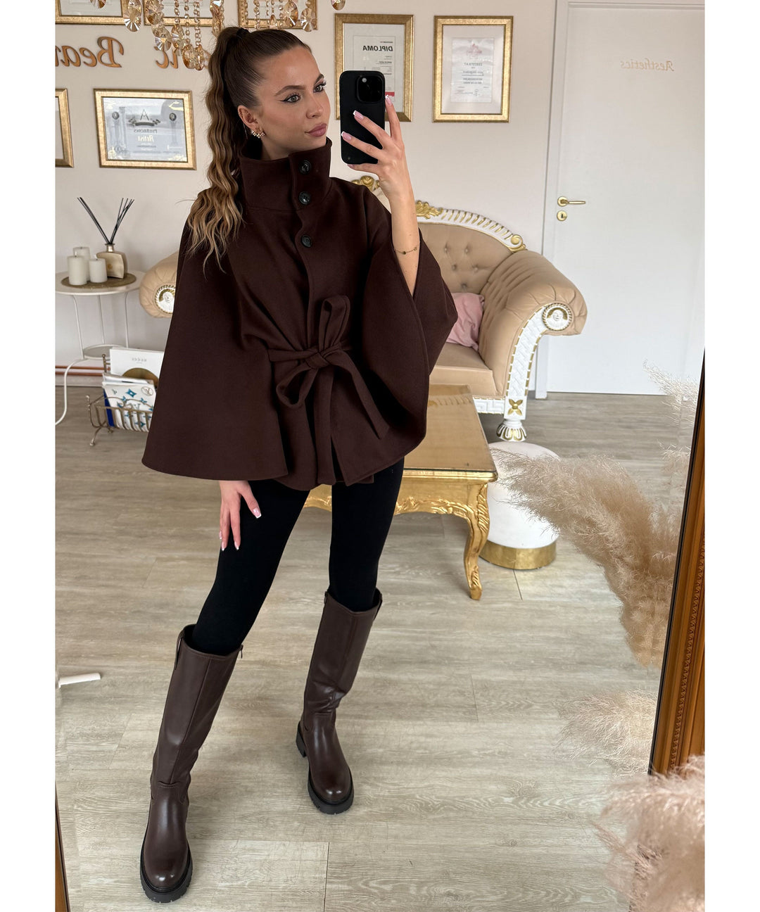 Calçado feminino marrom casual, com salto elegante e forro para o frio.