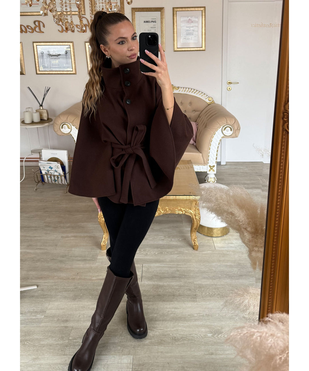 Botas femininas marrom com forro térmico, oferecendo aquecimento e estilo.