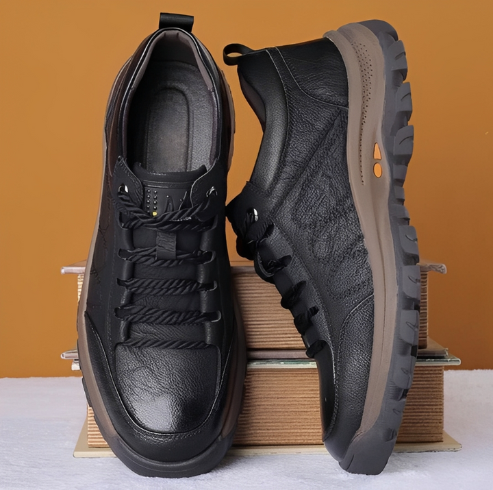 Calçado masculino preto versátil, ideal para o dia a dia, combinando conforto superior e estilo descontraído.