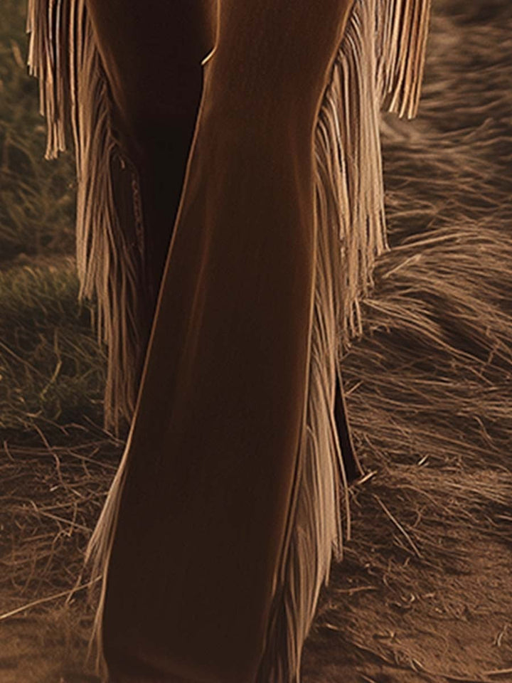 Calças femininas de ganga cintura alta, corte flare, com franjas laterais. Estilo western moderno para moda verão.