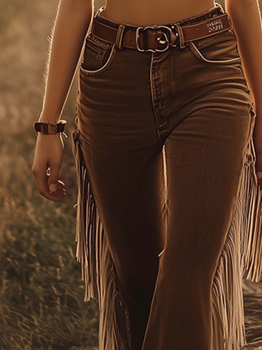 Calças denim flare de mulher, cintura alta, com detalhe de franja. Moda elegante e confortável para festivais.