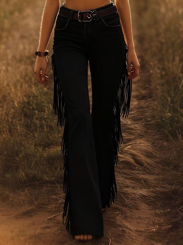 Calças de ganga femininas, cintura alta flare, com franjas. Design moderno e elegante, ideal para o verão e festivais.