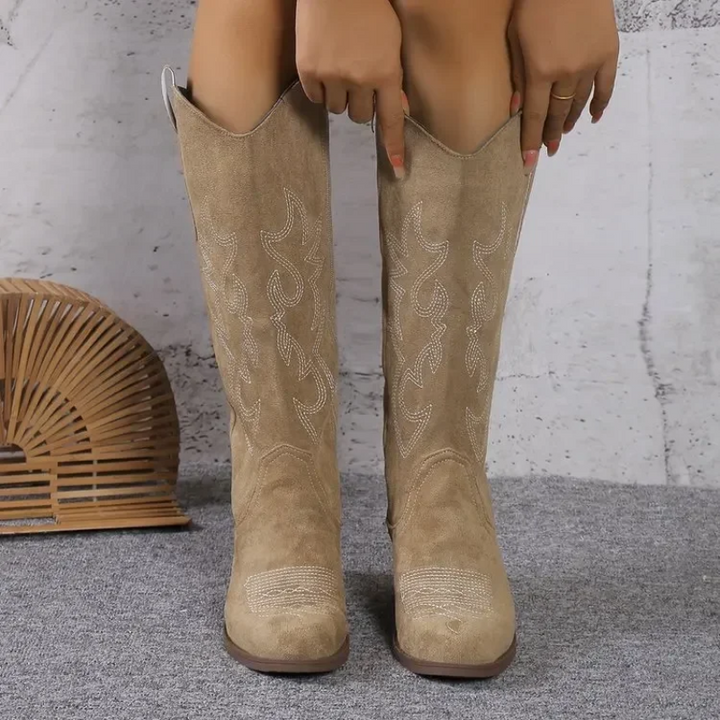 Botas femininas de camurça cano alto, com bordados, ideais para estilo country, boho e moda casual.