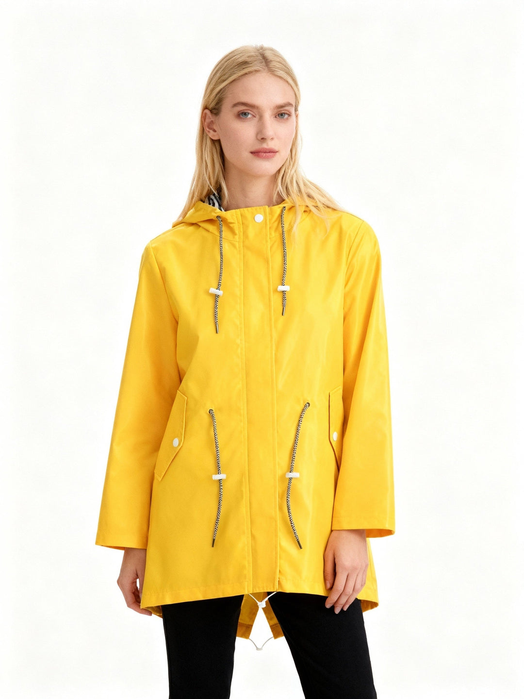 Capa de chuva impermeável feminina elegante com capuz e cintura ajustável. Roupa prática para outono/inverno urbano.