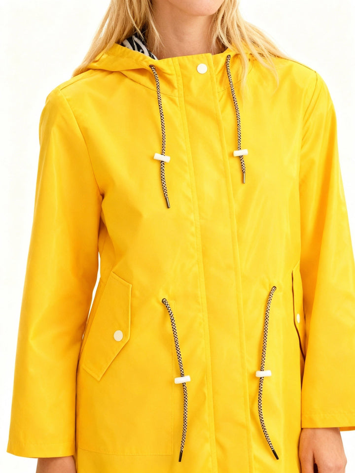 Capa de chuva feminina estilo urbano, impermeável, com capuz. Elegante e prática para dias chuvosos de outono.