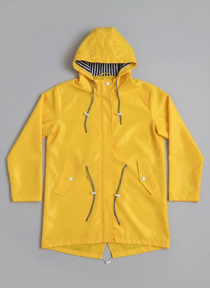 Capa de chuva mulher, impermeável, com capuz protetor. Cintura ajustável para conforto e estilo no inverno.