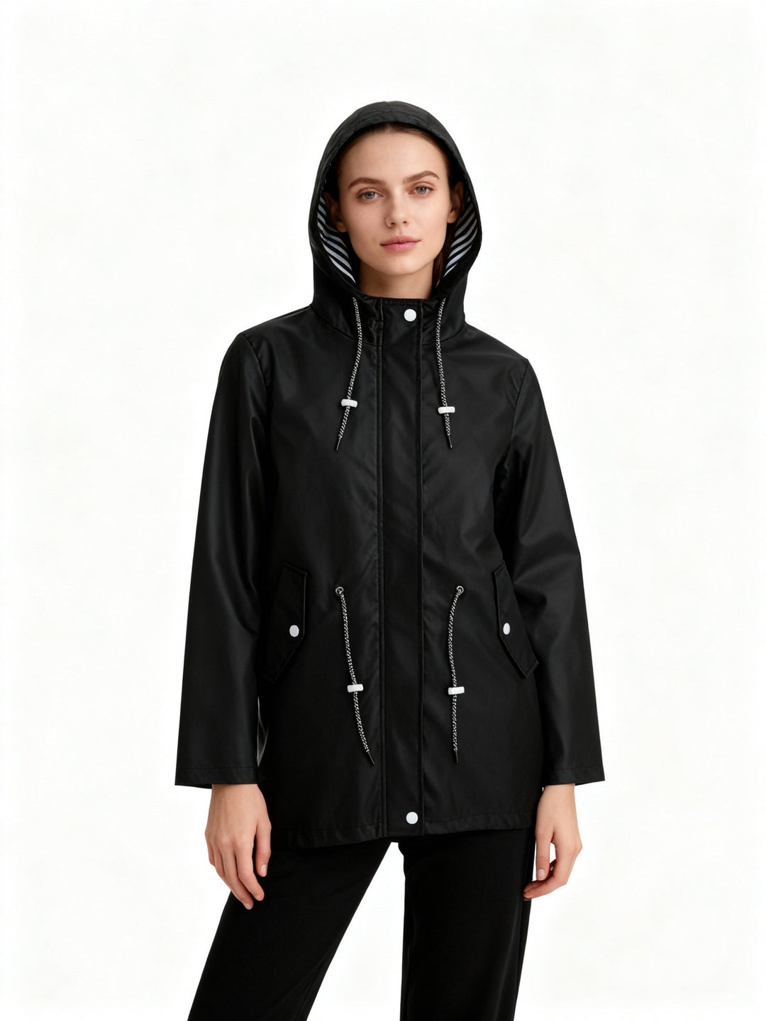 Capa de chuva feminina prática e elegante. Impermeável, capuz e cintura ajustável para uso urbano em outono/inverno.
