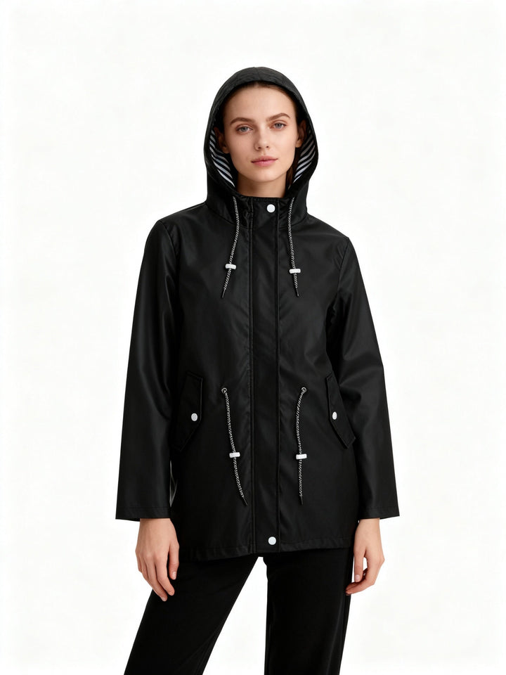 Capa de chuva feminina prática e elegante. Impermeável, capuz e cintura ajustável para uso urbano em outono/inverno.