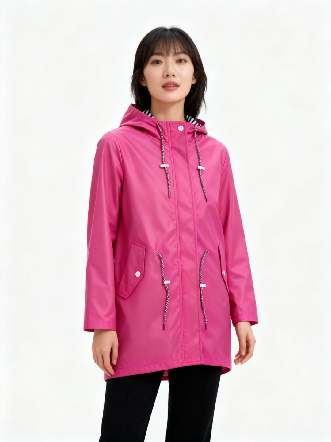 Capa de chuva feminina elegante, impermeável, com capuz. Roupa prática e moderna para outono/inverno na cidade.