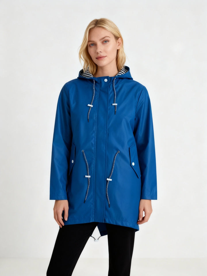 Capa de chuva impermeável para mulher, com capuz e cintura ajustável. Estilo urbano para enfrentar chuva em outono/inverno.