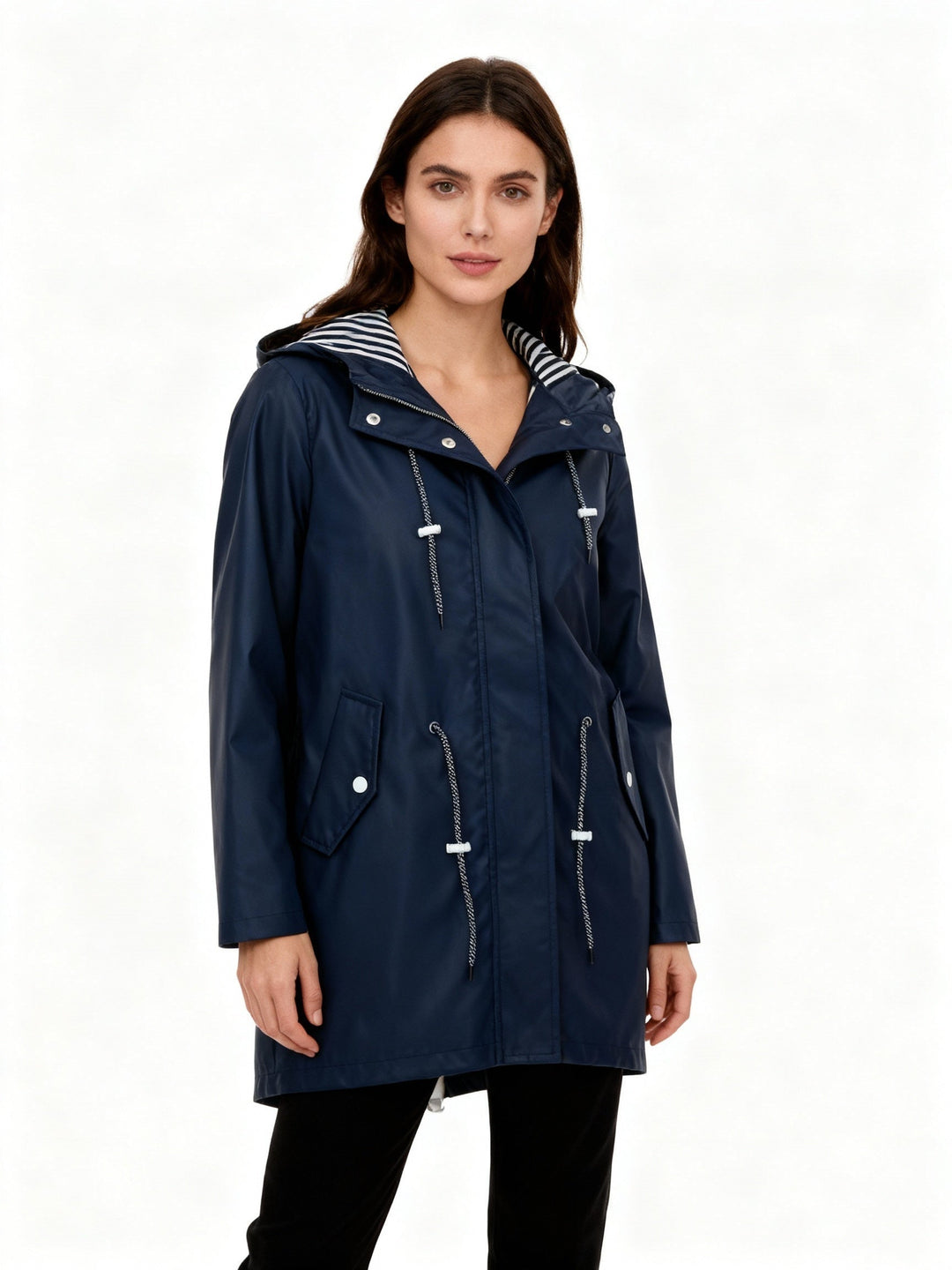 Capa de chuva feminina impermeável com capuz e cintura ajustável, ideal para outono e inverno urbano. Estilo e proteção.