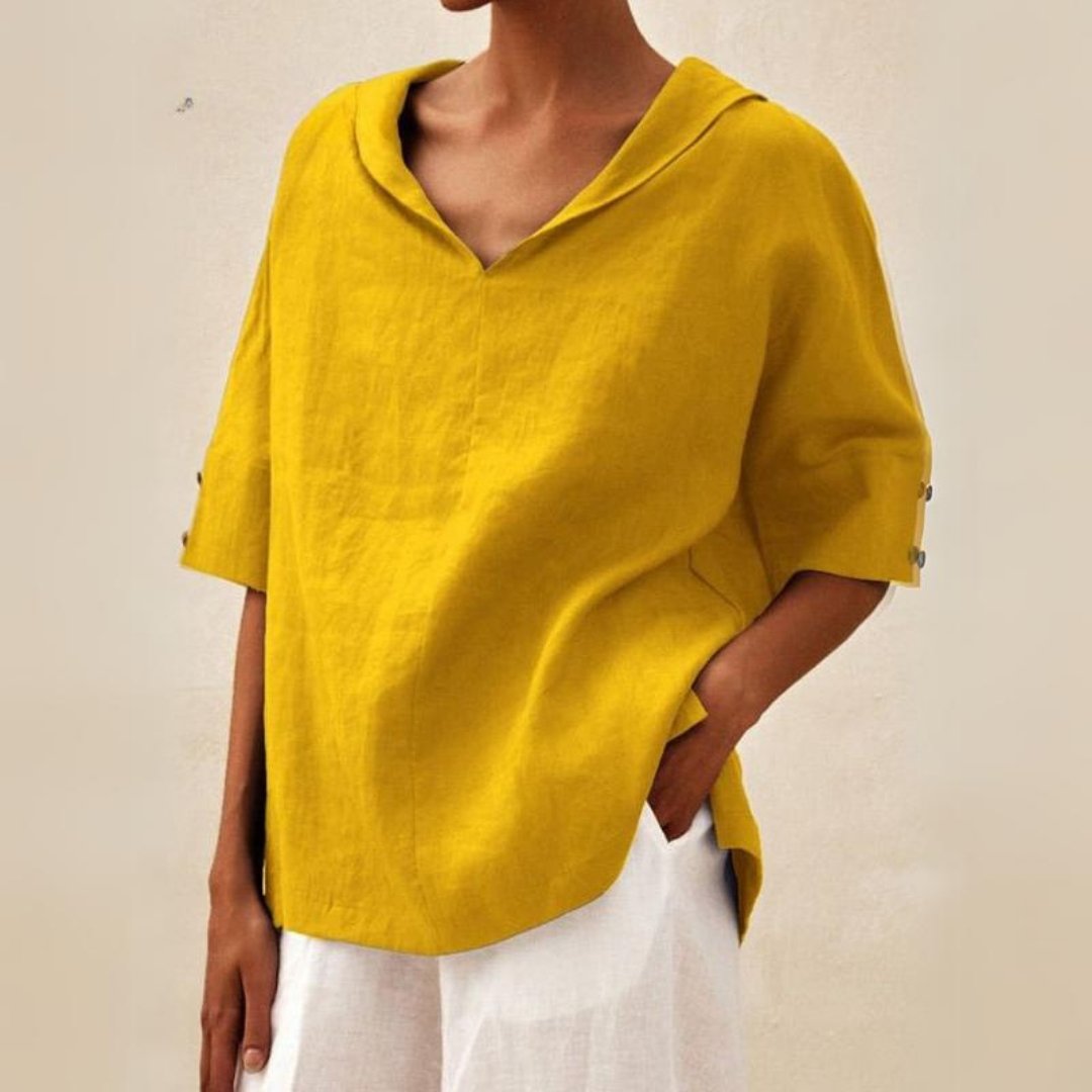 Blusa feminina leve, gola V, cor neutra, ideal para looks elegantes e casuais de primavera verão.