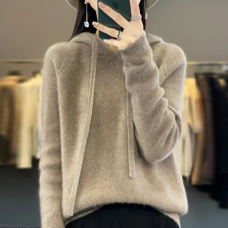 Roupa feminina: camisola de malha de lã merino com capuz, manga comprida, essencial para dias frios.