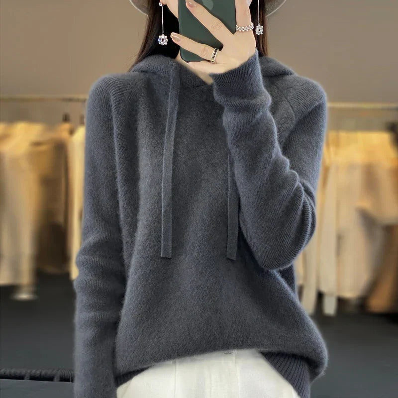 Elegante camisola de malha feminina em lã merino com capuz, um must-have para looks casuais de inverno.